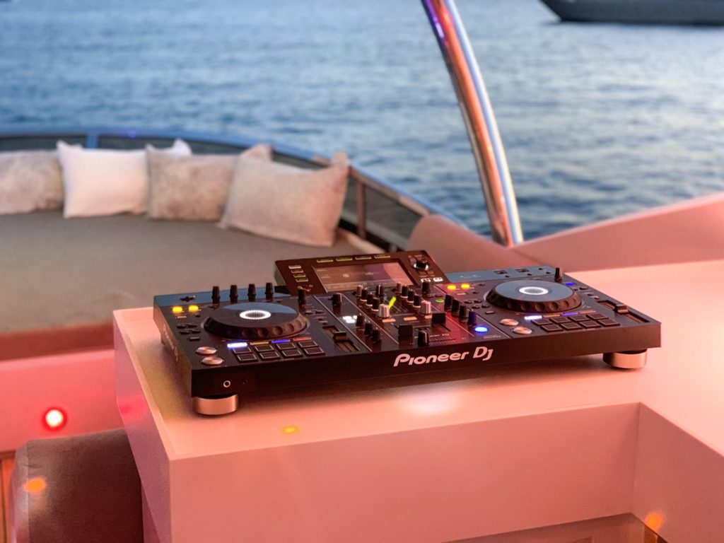 super yacht party